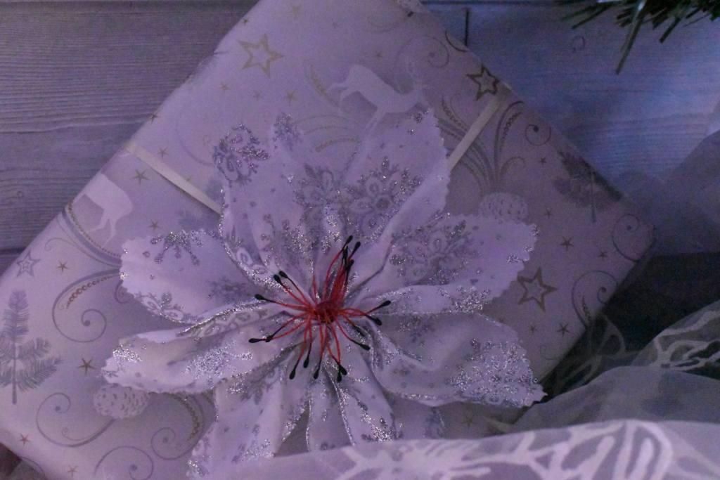noeud-ruban-laitonne-tutoriel-fabriquer-decoration-cadeau-paquet-fleur-forme-ponsettias